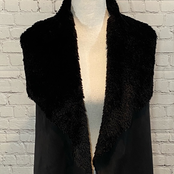 ROMEO & JULIET COUTURE Black Faux Fur/Suede Drape Front Vest-Medium - Picture 3 of 4